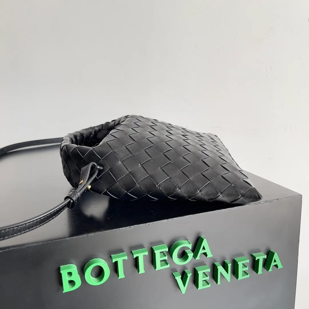 Batch 1400 BV 24 early spring new mini Hop has finally arrived! ! ! The small one is really exquisite and textured, and the calf leather really shows off your temperament! ! ! Its shoulder strap is detachable, so it can be carried by hand or worn cross-body, which is really very practical! Moreover, the 15ProMax mobile phone can also be placed, so there is no need to worry about the problem of not being able to place the mobile phone. 📱 Style number: 777586 Size: 25.5*14.5*11cm